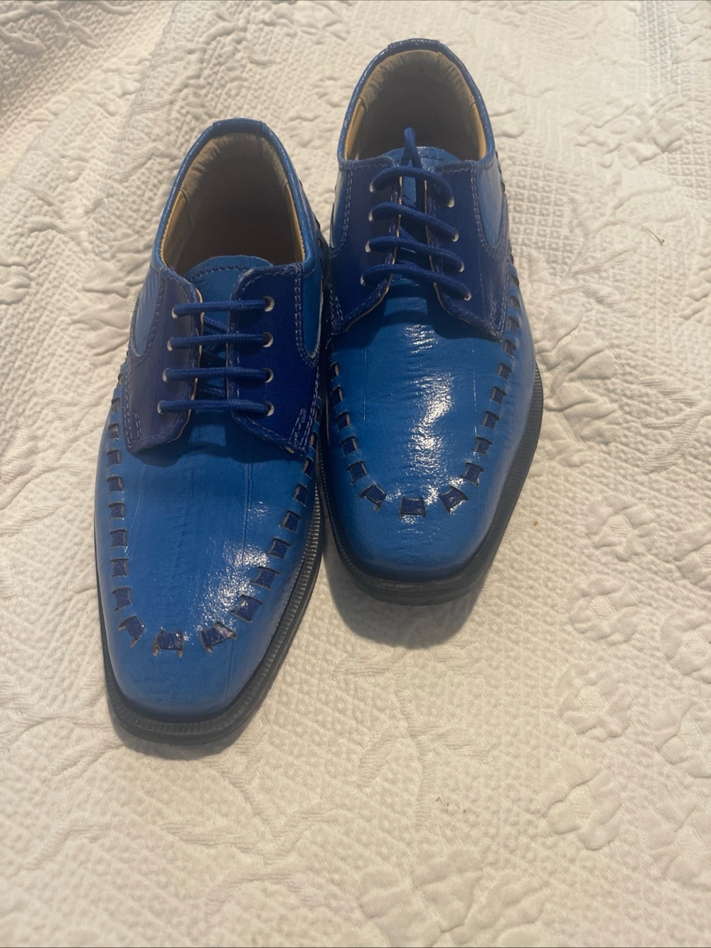 Kids Boys Blue Leather Lace-Up Dress Shoes 11 Rubber soles and heels.